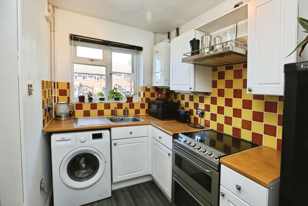 Property photo 2 of 20 Kitchen