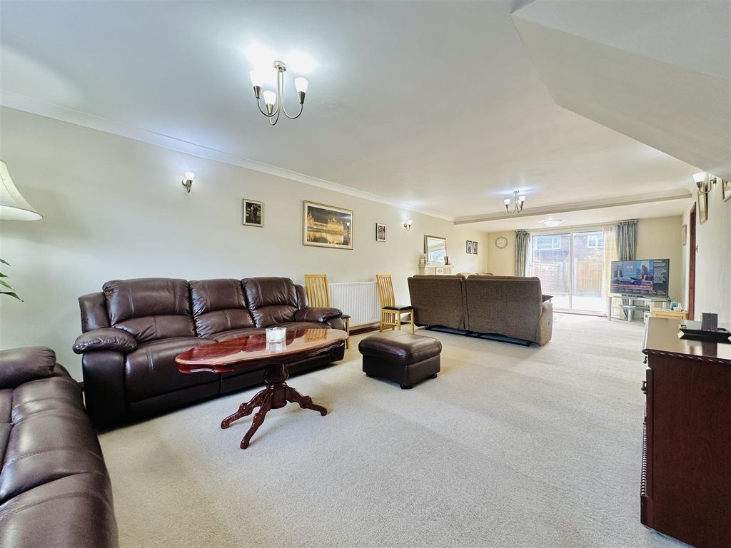 Property photo 2 of 21 Lounge