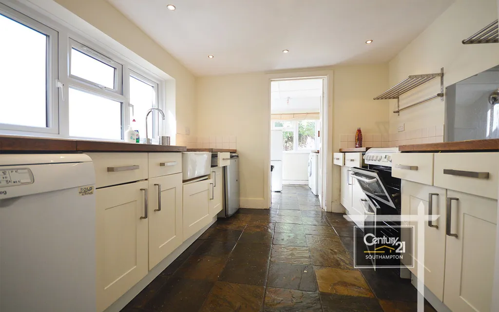 |Ref: R152388|, Cedar Road, Southampton SO14 - View 3