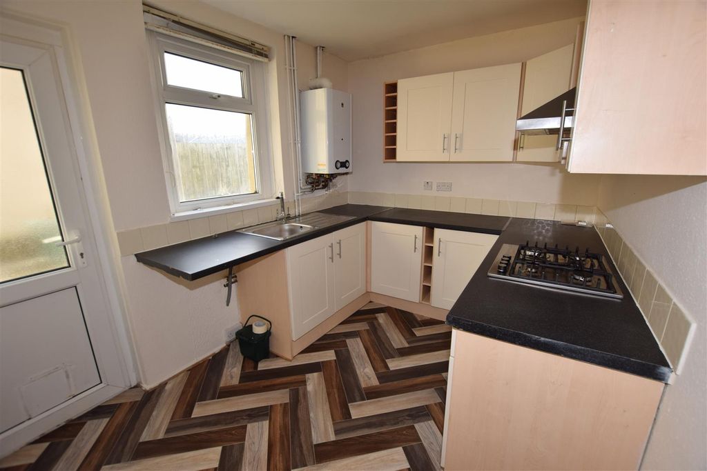 Property photo 3 of 10 Kitchen