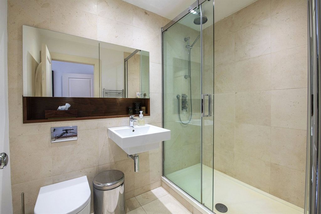 Property photo 3 of 10 Bathroom