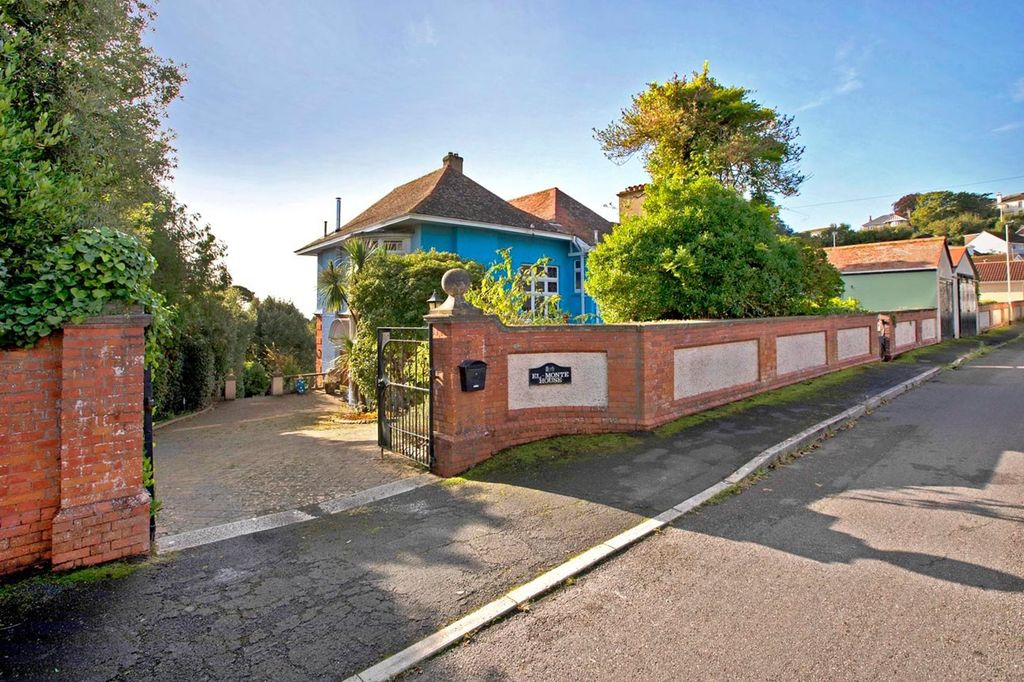 Property photo 2 of 50