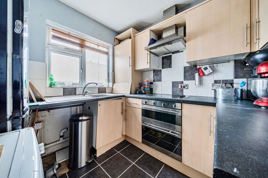 Property photo 2 of 16 Kitchen (1)