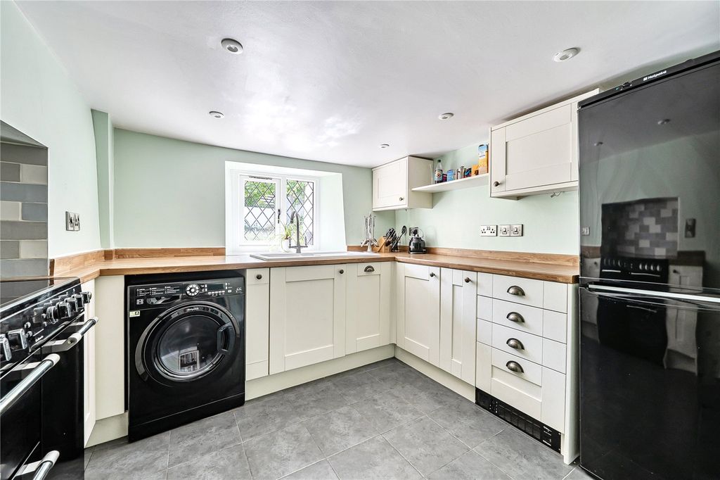 Property photo 3 of 25 Kitchen