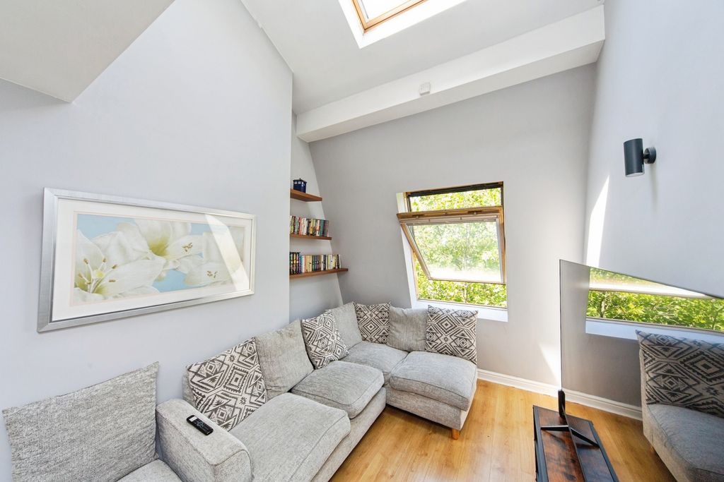 Property photo 3 of 20 Pbox-Img.Jpg