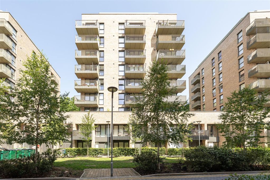 Property photo 1 of 31 Track Street, E17
