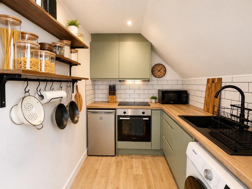 Property photo 2 of 10 Modern Fitted Kitchen
