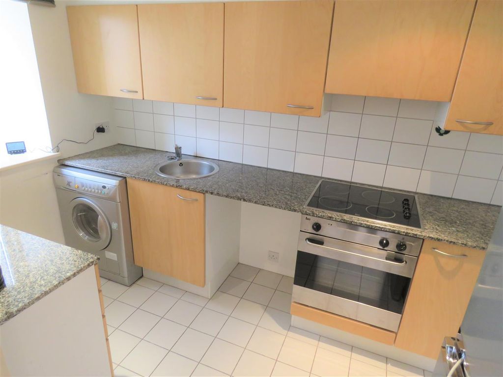 Property photo 3 of 10 Kitchen