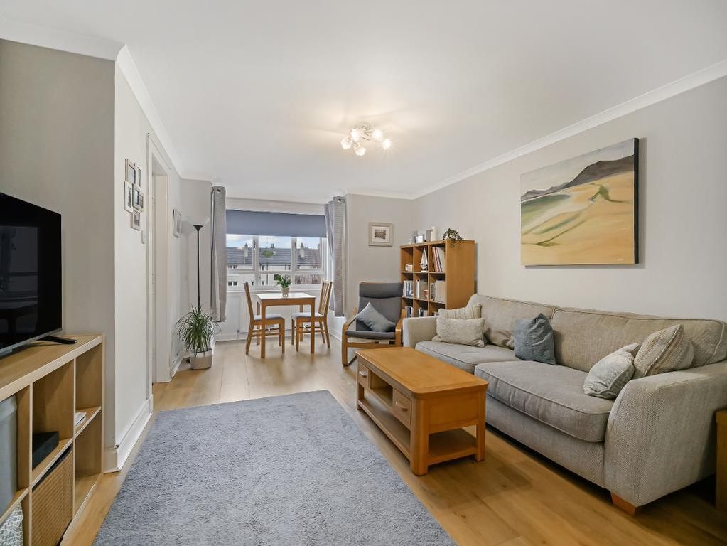 Property photo 2 of 21 Livingroom