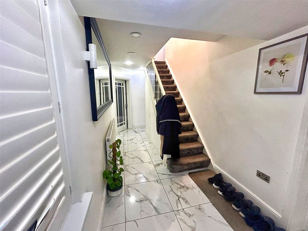 Property photo 2 of 16 Hallway