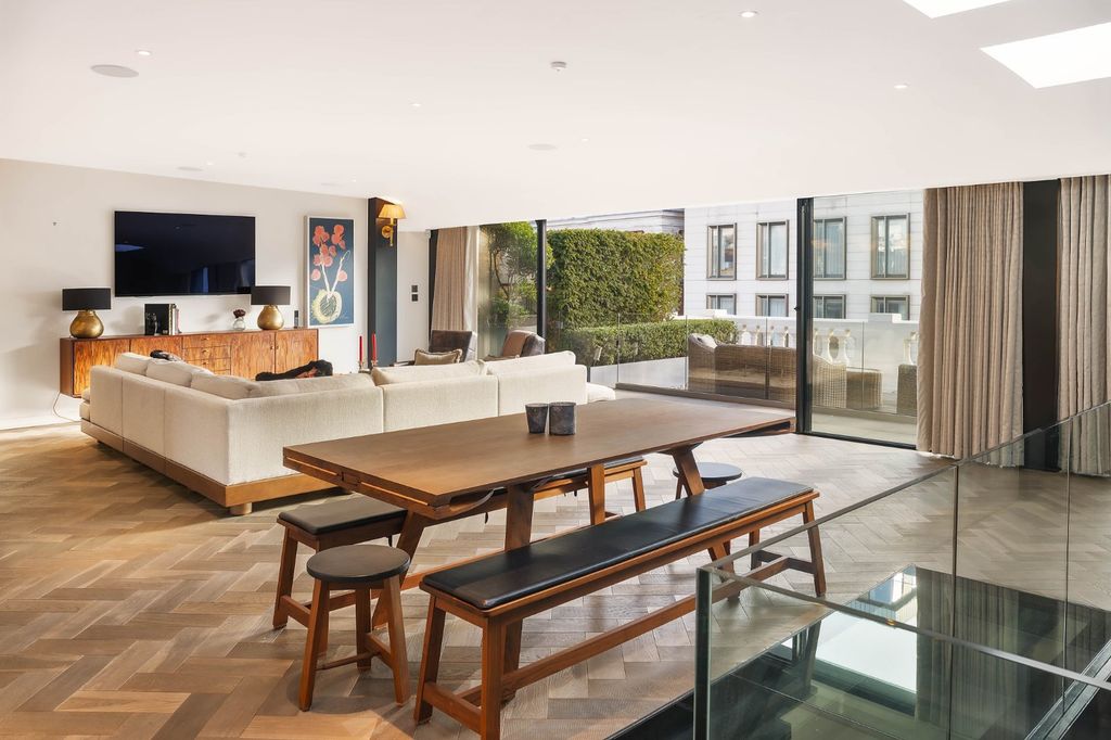 Property photo 2 of 15 Penthouse