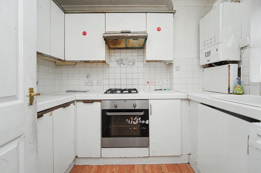 Property photo 3 of 11 28 Kennet Square, Mitcham, Cr4 3Rr