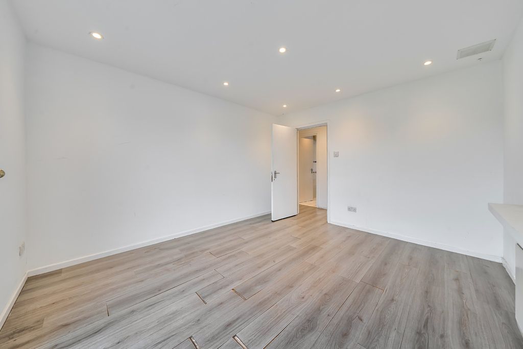 Property photo 2 of 13 5504452