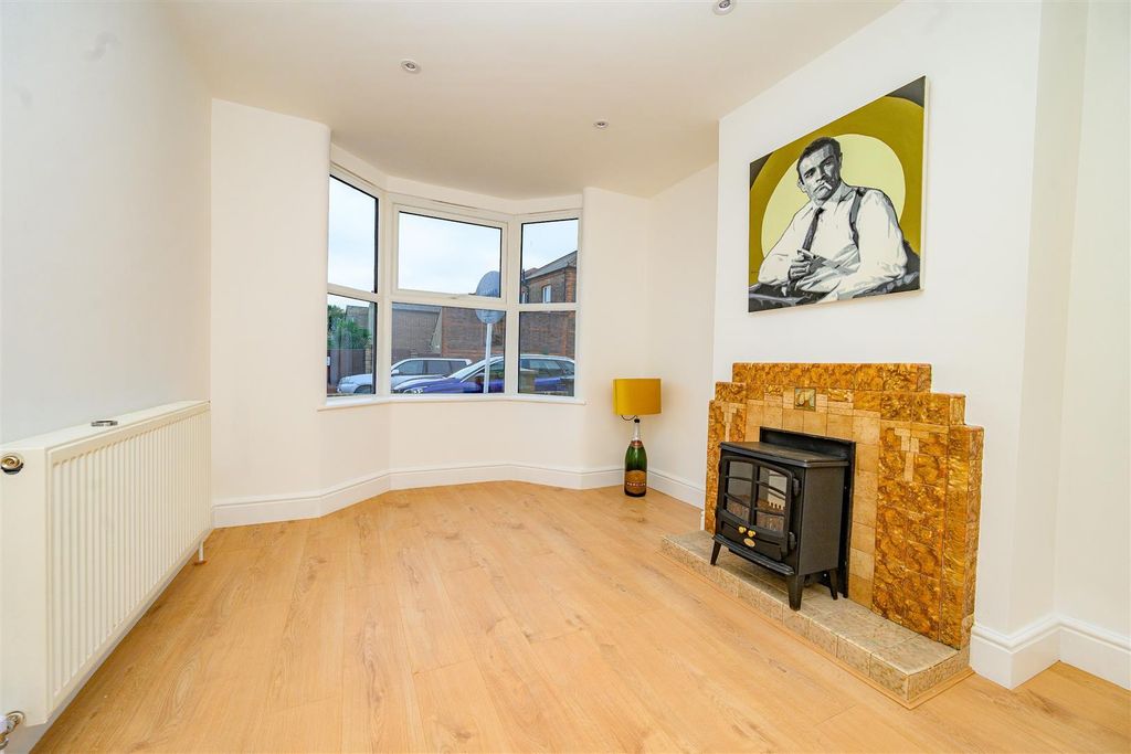 Property photo 3 of 16 Front Reception