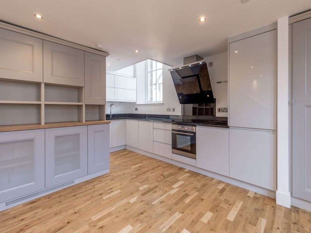 Property photo 3 of 10 Kitchen