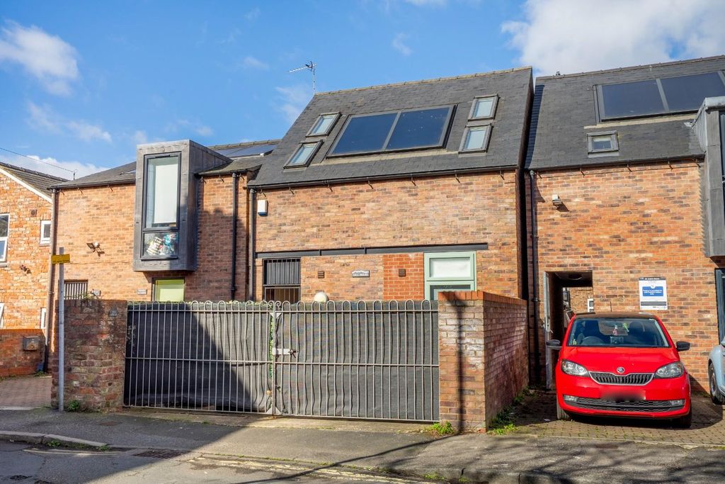 Property photo 1 of 9 Exterior