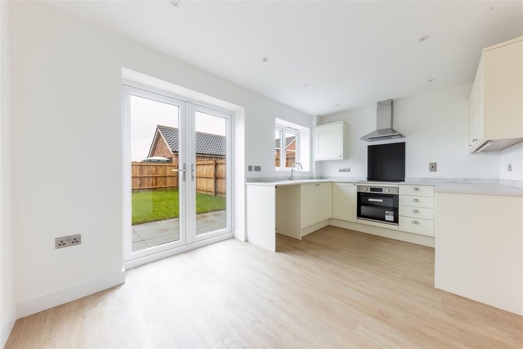 Property photo 3 of 12 Kitchen Diner