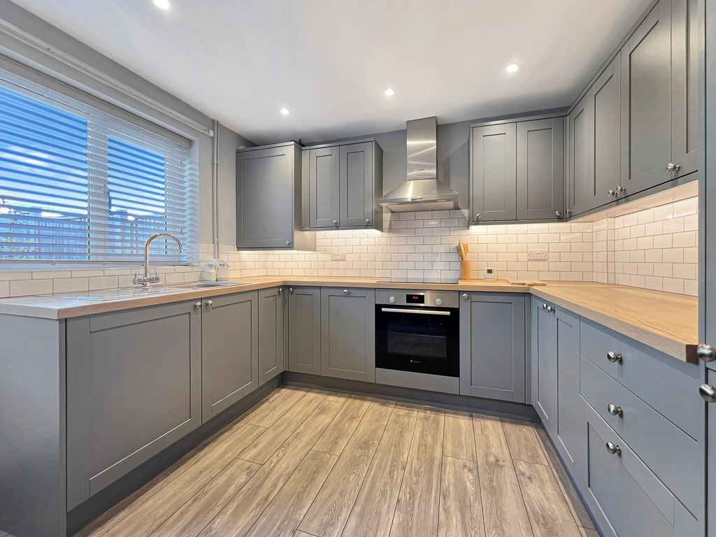 Property photo 2 of 13 007Aab3015874F05d3684De10Bc8559B1A34F833