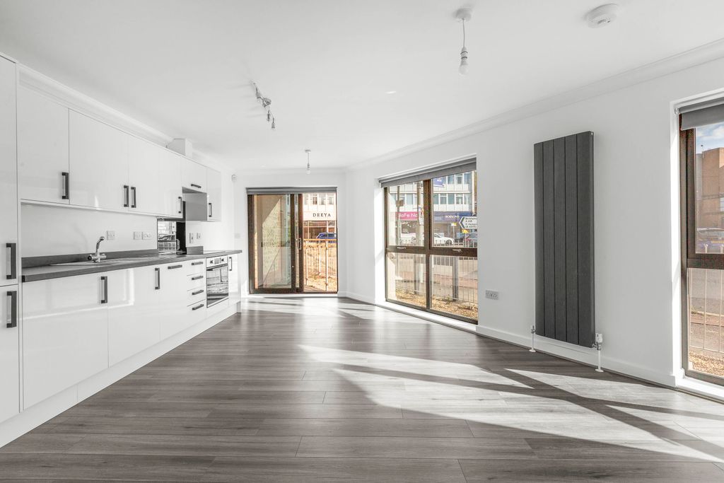 Property photo 1 of 9 Flat 2, Albany House, 2 Broad Street, Hp5 3DX (Low