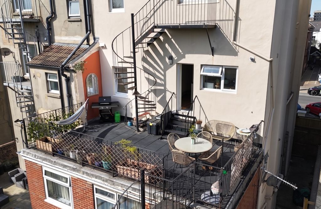 Property photo 2 of 12 South Facing Large Terrace Perfect For Entertainin
