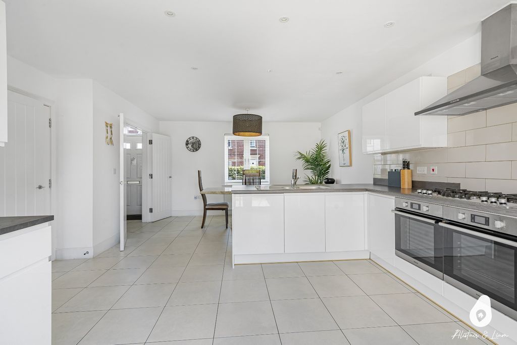Property photo 3 of 47 4124298