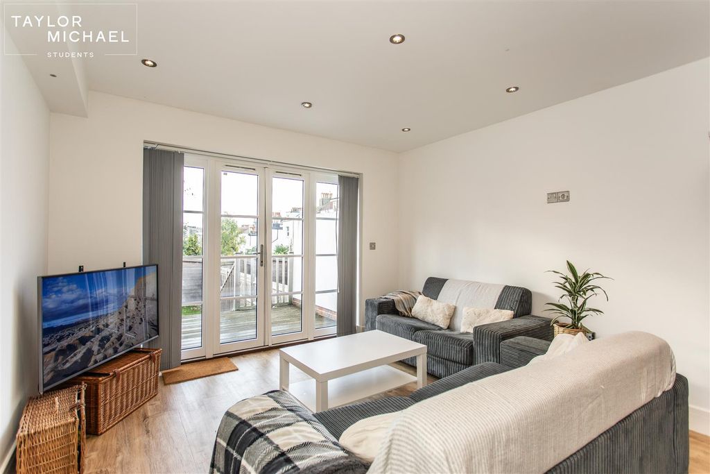 Property photo 1 of 19 Living Room