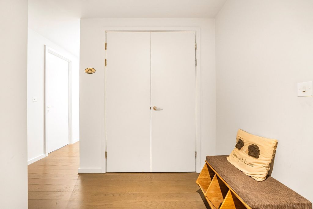 Property photo 2 of 12 Hallway