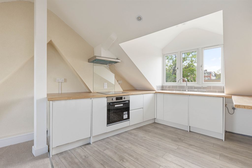 Property photo 2 of 8 Flat 2, 127A Gipsy Hill, Se27 - 2