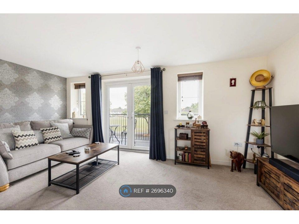 Property photo 1 of 10 Living Room