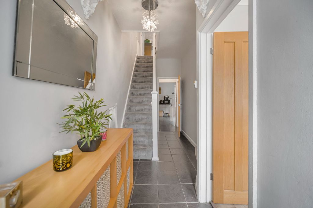 Property photo 2 of 26