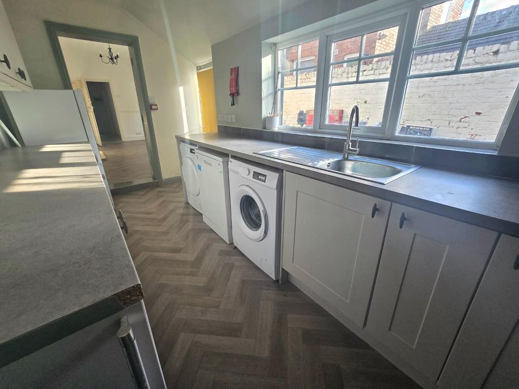 Property photo 2 of 17 Kitchen