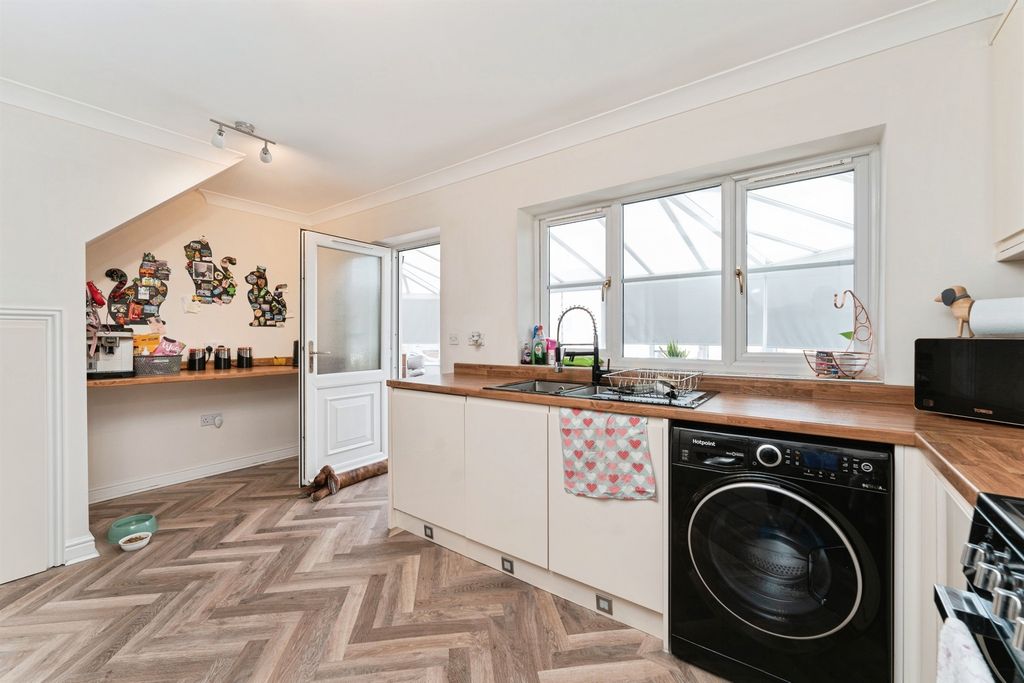 Property photo 2 of 31