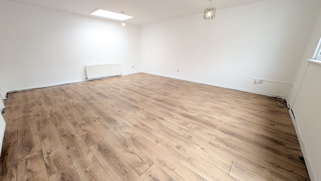 Property photo 3 of 13 Lounge