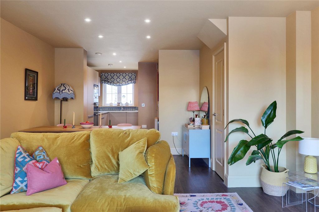 Property photo 2 of 17 Sitting/Dining Room