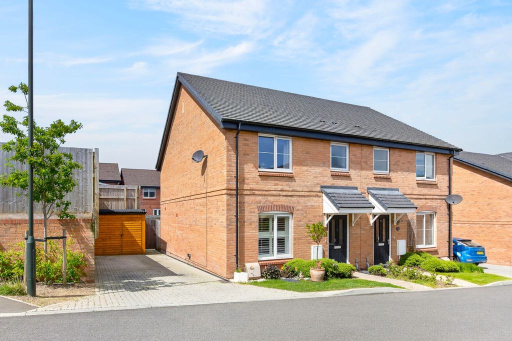 Property photo 1 of 19 A Contemporary Three-Bedroom Semi-Detached Home In Crawley Down