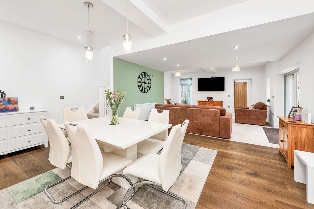 Property photo 2 of 25