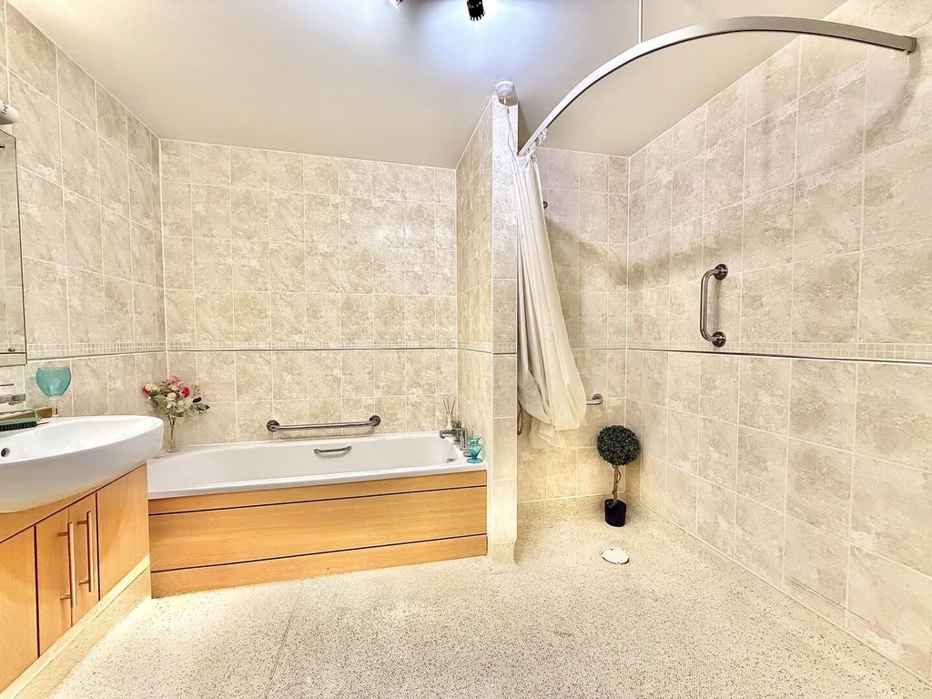 Property photo 2 of 9 Bathroom