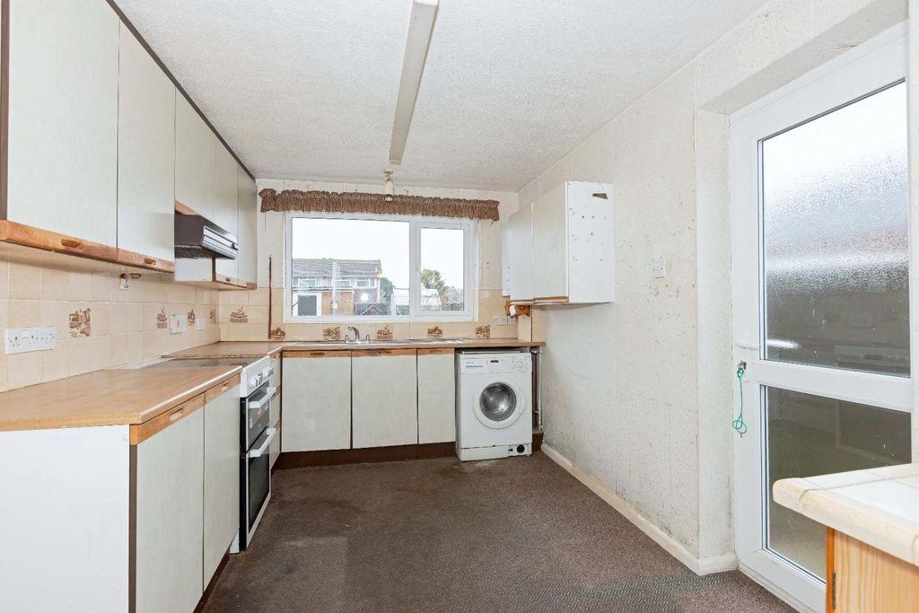 Property photo 3 of 17 Bowness Ave_7.Jpg