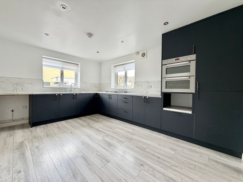 Property photo 3 of 20 Dining Kitchen