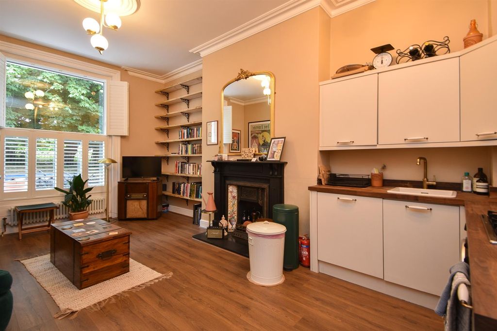 Property photo 3 of 9 Living Space