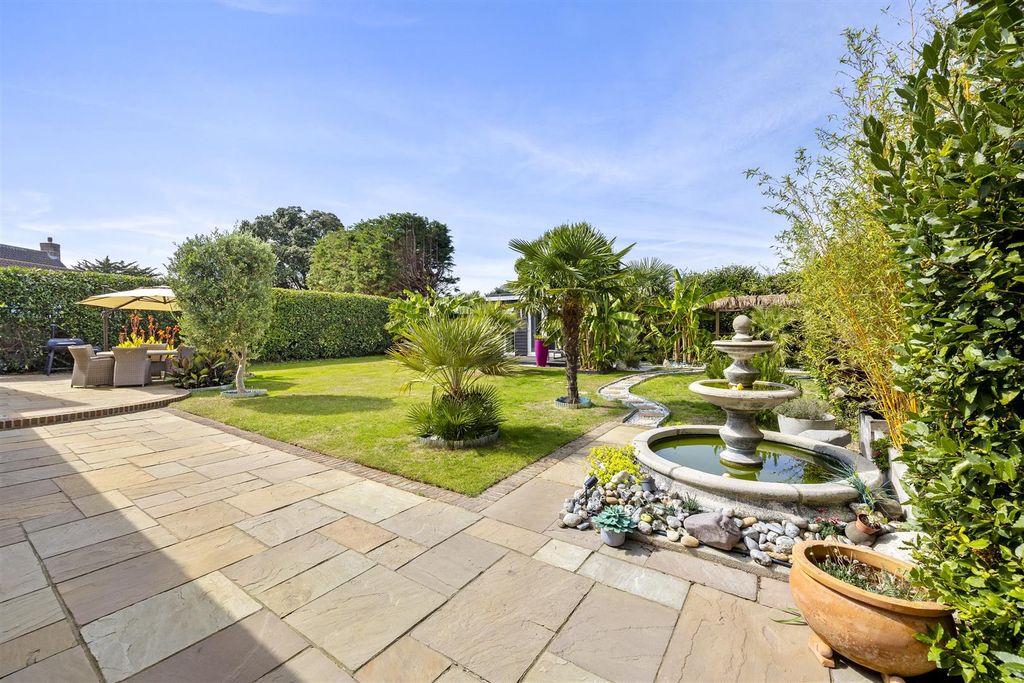 Property photo 3 of 32 Pigeonhouse Lane, 44-004.Jpg