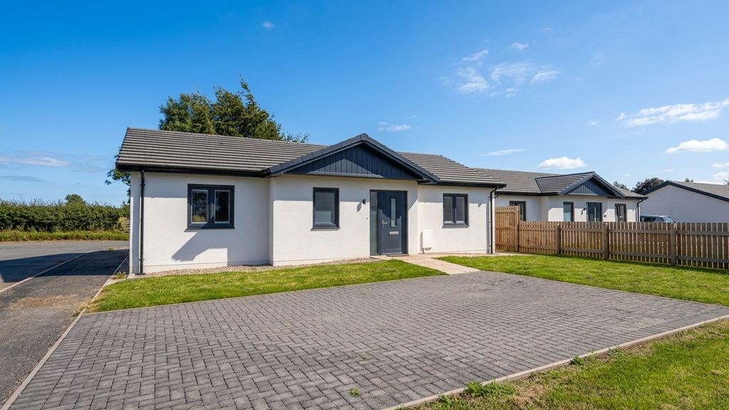 Property photo 1 of 15 Murray Close