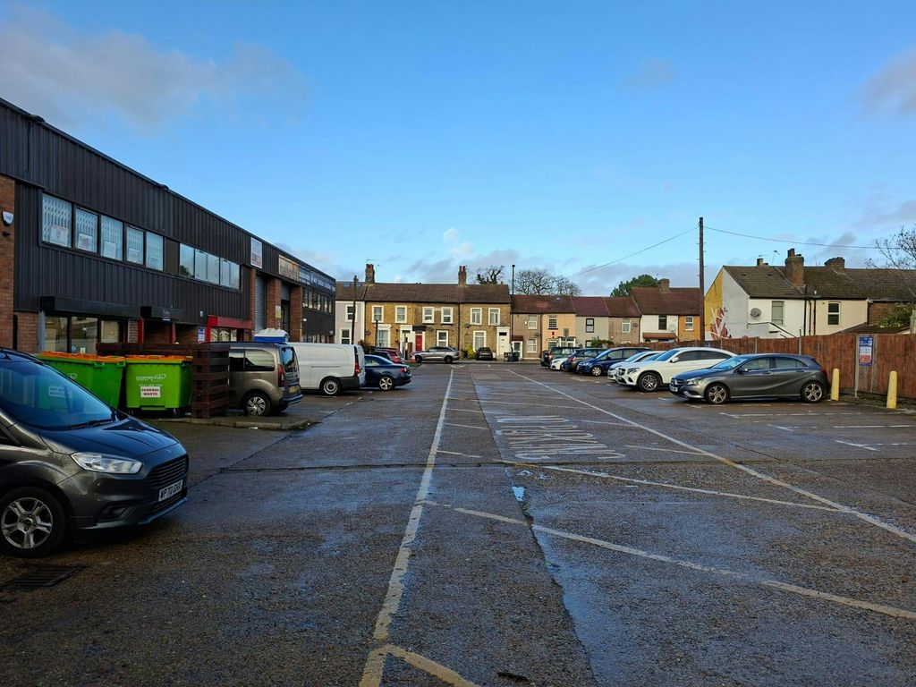 Property photo 3 of 4 79 Sumner Rd Croydon 3.Jpeg