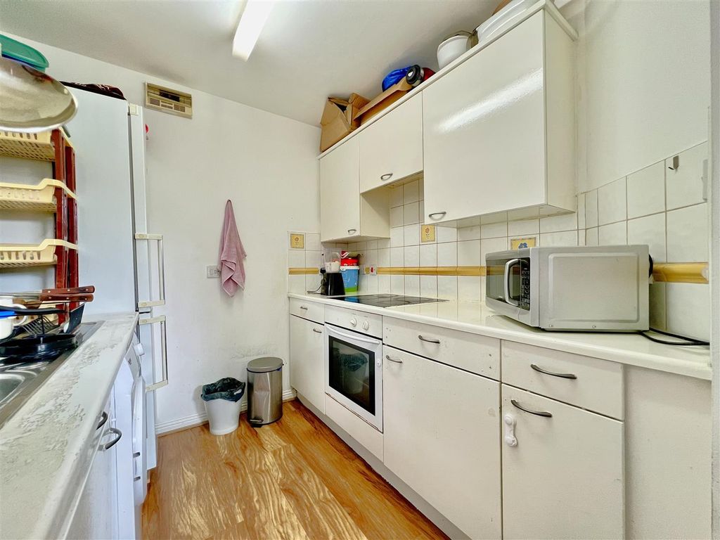Property photo 3 of 6 Kitchen