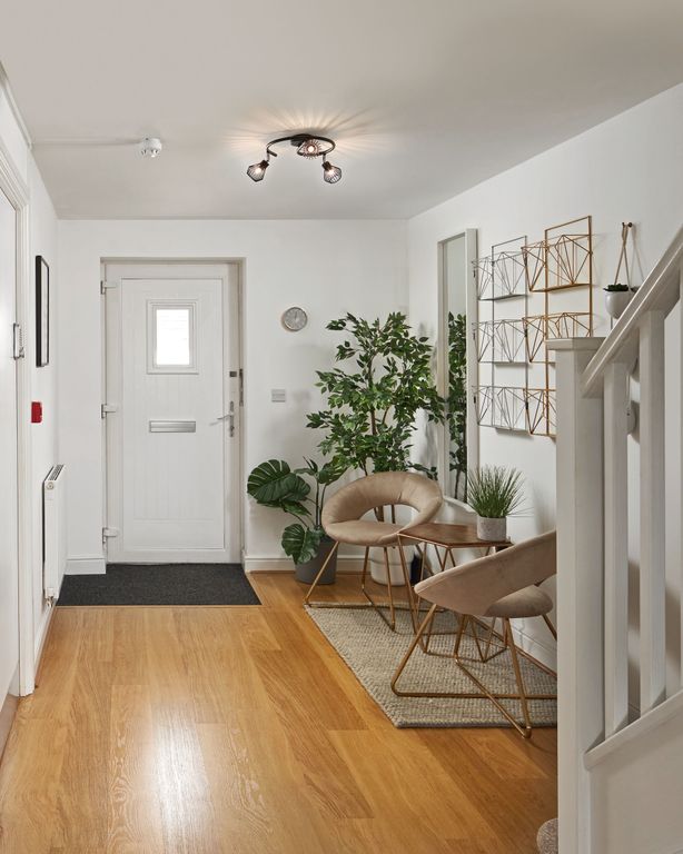 Property photo 2 of 10 Hallway