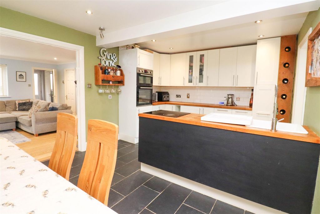 Property photo 3 of 22 Kitchen/Breakfast Room