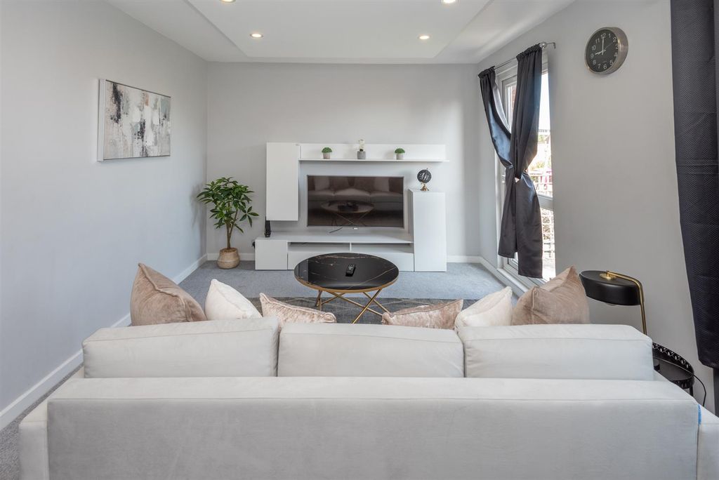 Property photo 1 of 17 10-Flat33-Crowndalecourt.Jpg
