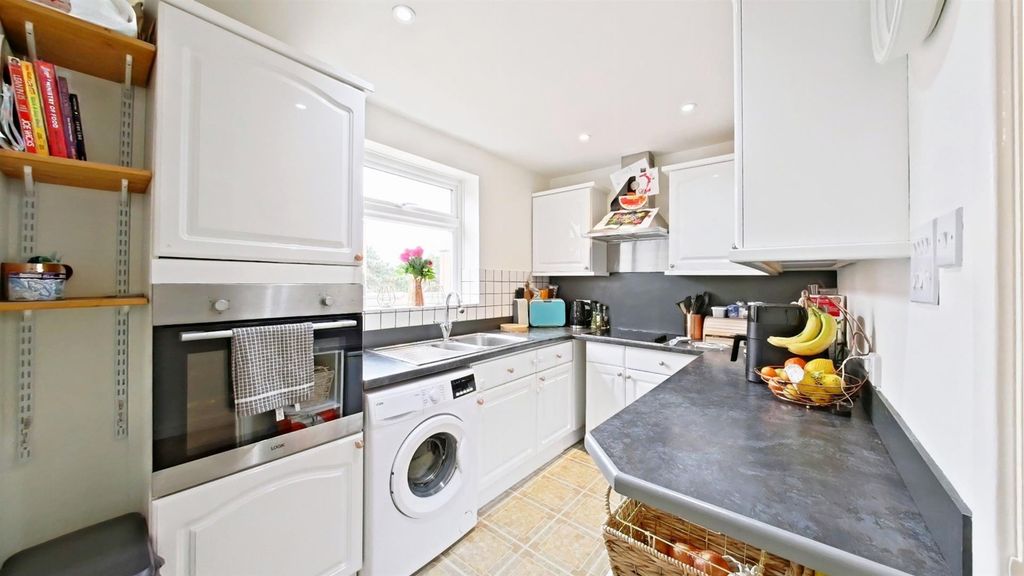 Property photo 3 of 11 Kitchen