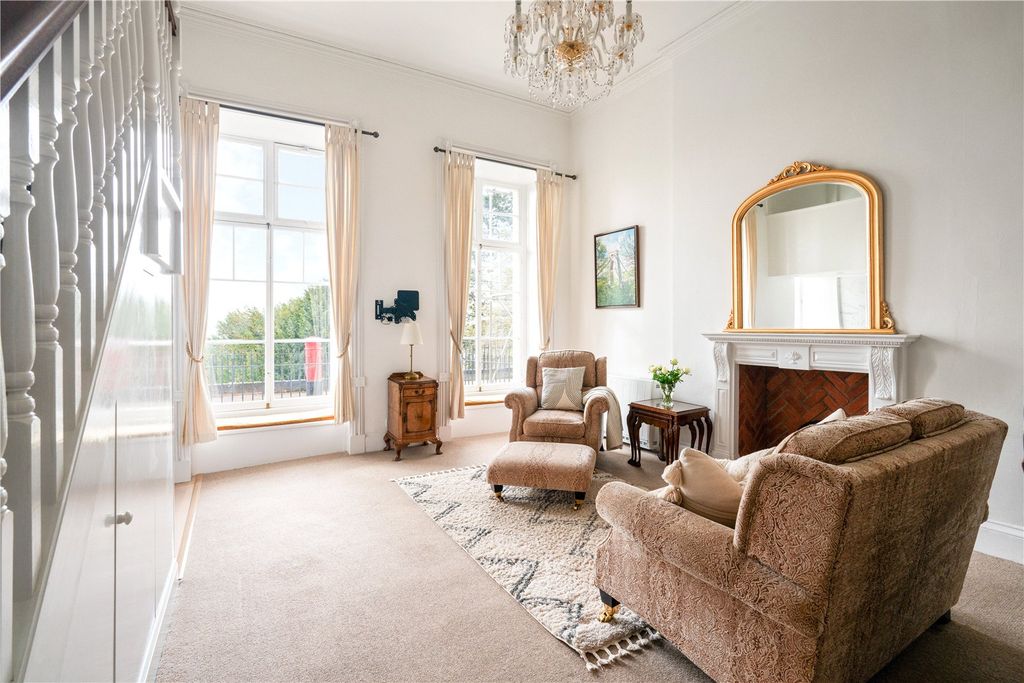 Property photo 2 of 8 Sitting Area