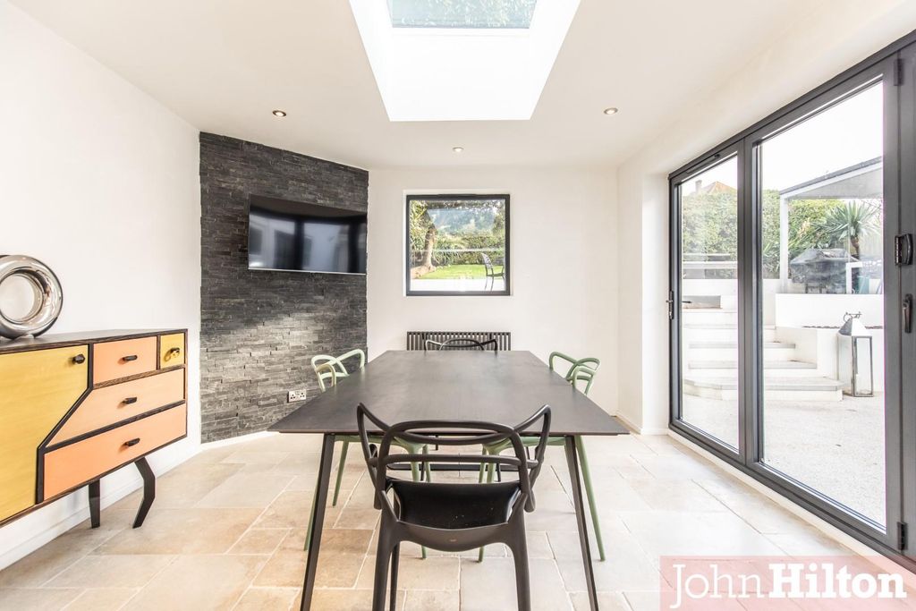 Property photo 3 of 20 Newlands Road66.Jpg